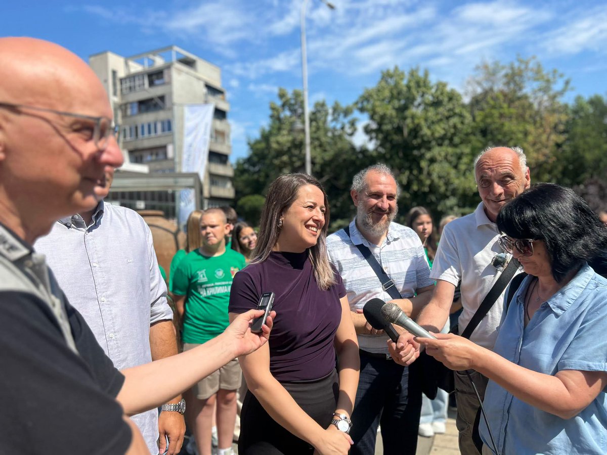 DKPecenjevce's tweet photo. Двадесет пет ученика основних школа са територије града Лесковца отпутовало је данас на 32. Дечју ликовну колонију „На крилима маште“, која се одржава на Власинском језеру у организацији Дома културе Печењевце, где их очекују ликовне, књижевне и едукативне радионице, дружење... https://t.co/dcVtpK3U7a