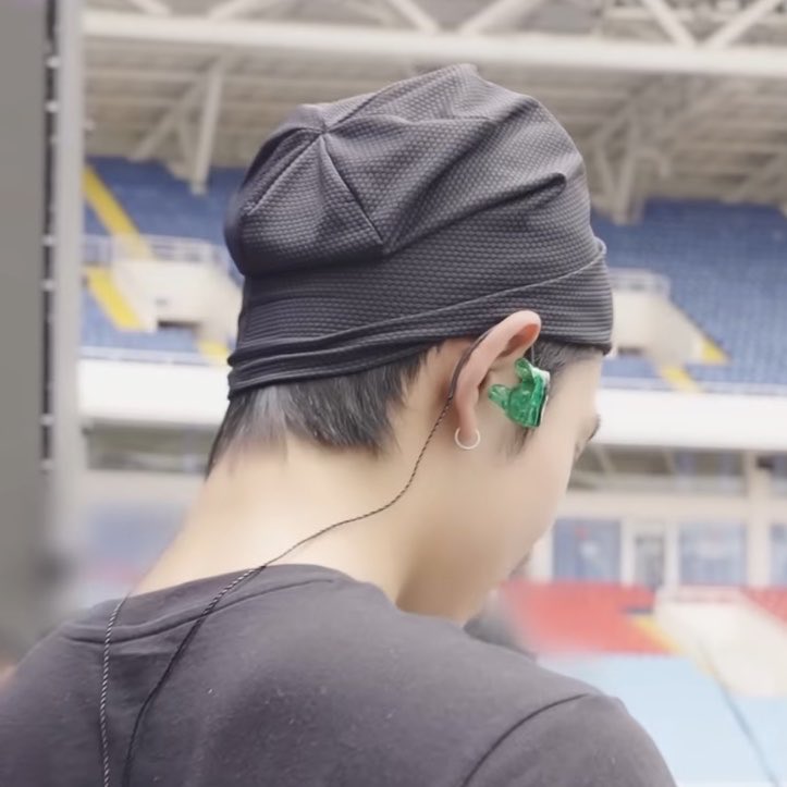 ryuxl9's tweet photo. 쿠팡비니 뒷모습 개웄김 https://t.co/w7rUh59qo2