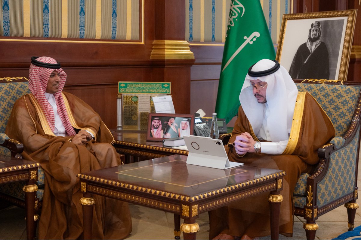 imarat_almadina's tweet photo. سمو نائب أمير منطقة #المدينة_المنورة #سعود_بن_نهار يستقبل رئيس مجلس إدارة جمعية الأدب والأدباء بالمنطقة، حاتم الرويثي، ويطّلع على برامج الجمعية ومبادراتها، مؤكدًا أهمية دور الجمعيات الثقافية في رعاية المواهب الأدبية، وإثراء المشهد الثقافي. https://t.co/dsvdjQGX2D