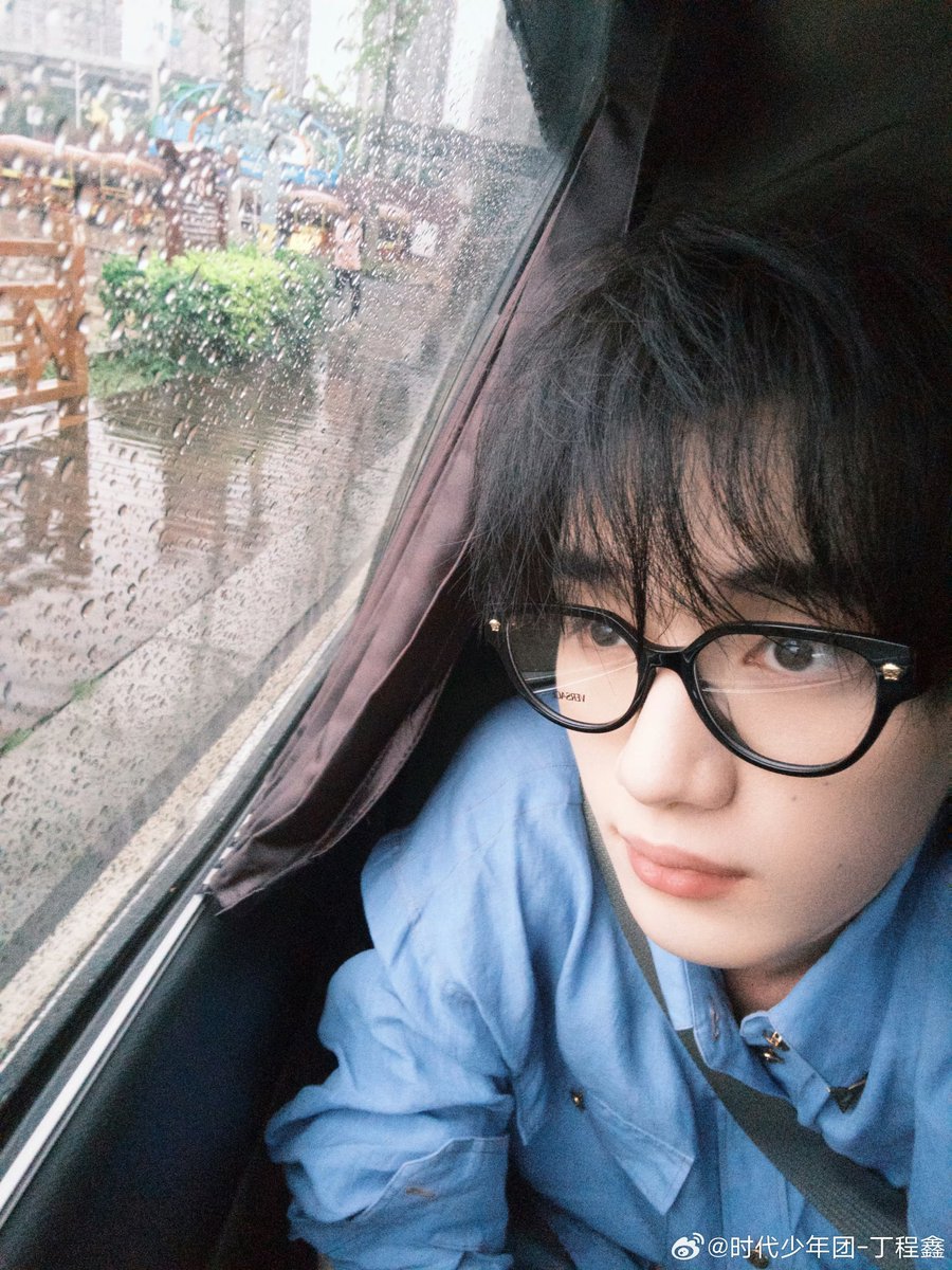 beforthesunrise's tweet photo. พึ่งรู้ว่าวันฝนตกที่จีนมันน่ารักขนาดนี้ T-T https://t.co/giFUjrS6yN