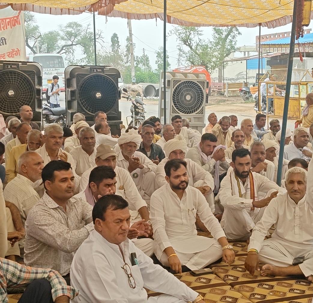 RatheeBhupinde1's tweet photo. आज अपनी पार्टी की तरफ़ से जिला हांसी के गांव चनौत में पानी को लेकर चल रहे संघर्ष में जाकर अपने विचार साँझा किए और अपना योगदान दिया।सरकार और सरकार के अधिकारी इस बात को भूल रहे है कि सत्ता आने जाने वाली चीज़ है, इसलिए सरकार अपनी हठ को छोड़कर आमजन को उनके हक़ का पानी देने का काम करे https://t.co/dhXVx14dgc