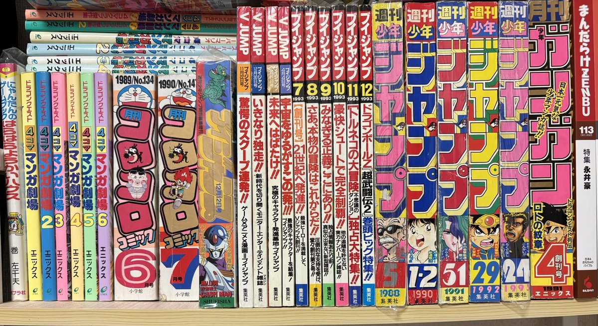 yukimaxmax's tweet photo. ここ数年欲しかったものを調べてはタイミングで買って、少しずつ楽しい棚になってきたかなと

基にあるのは子供の頃に買って何度も読んでたものたちです♪

読み出すと何か当時真空パックされたものをような見た気持ちになって、保管してた人たちほんとにありがとう、という気持ちになる😊 https://t.co/ZEfEb8hc6J