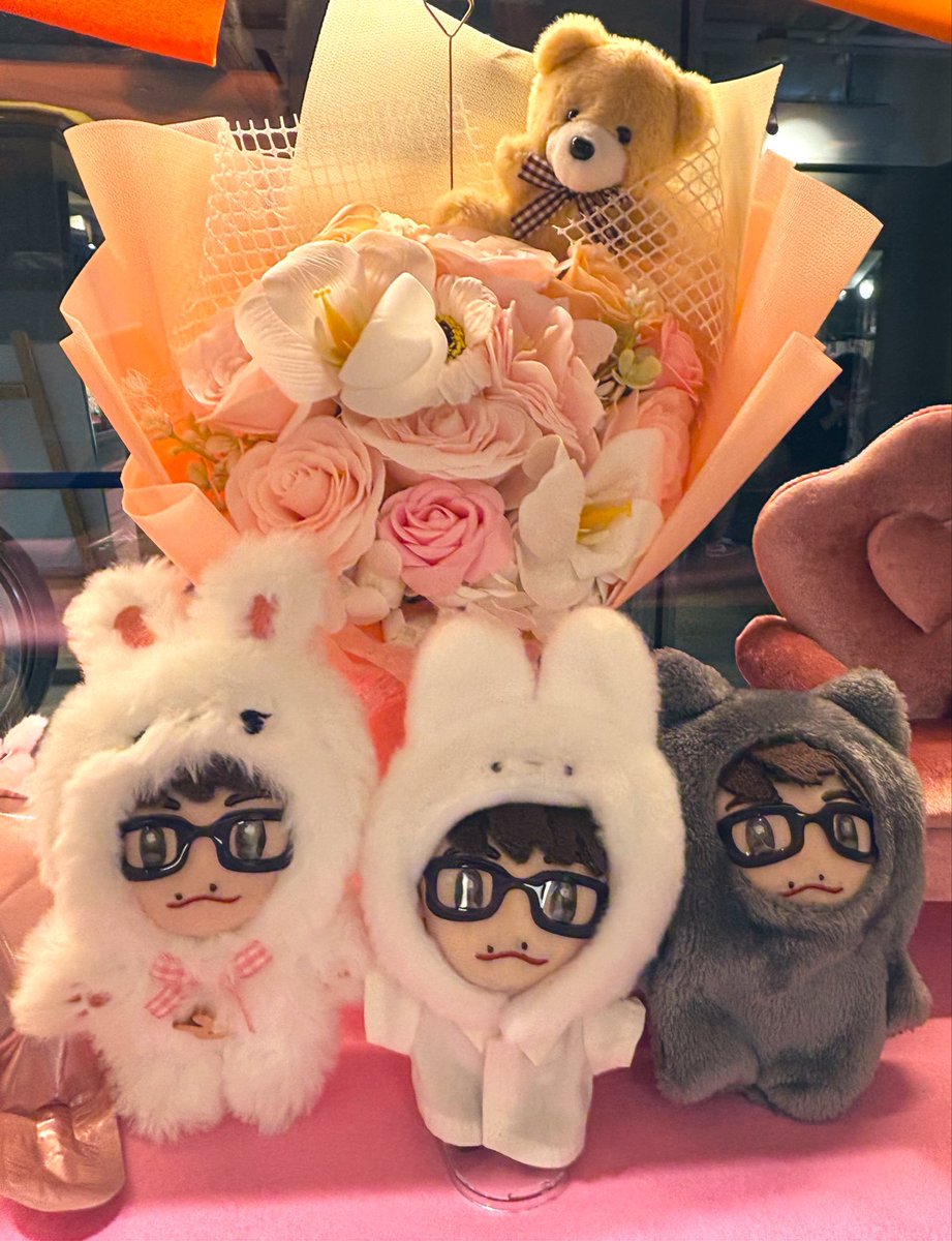 torashippo229's tweet photo. ①うさ永さん集合写真
②うさ永さんソロショット
③とよさんブロマイドのまねっこ https://t.co/j1OCCqymOI