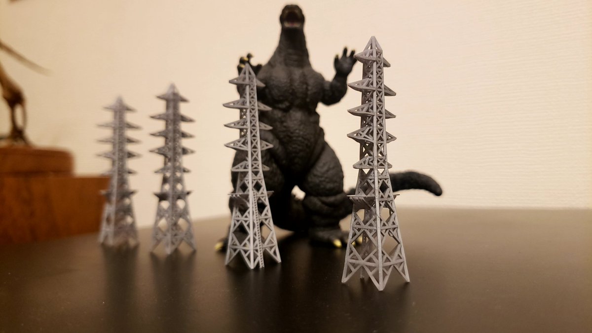 May0556's tweet photo. ちなみに、さかつうさんでは鉄塔とドラッグストアを購入。次作の構想は白紙ですが、1/600なら1/700のキットとも併用できそう。これは選択肢が広まりました…何より、店舗で手に取って確認できるのが最高！
池袋のヨドバシで大量消費社会のなれの果てを見た後だったので、なおさら感動した１日でした。 https://t.co/rgdsSICC5a