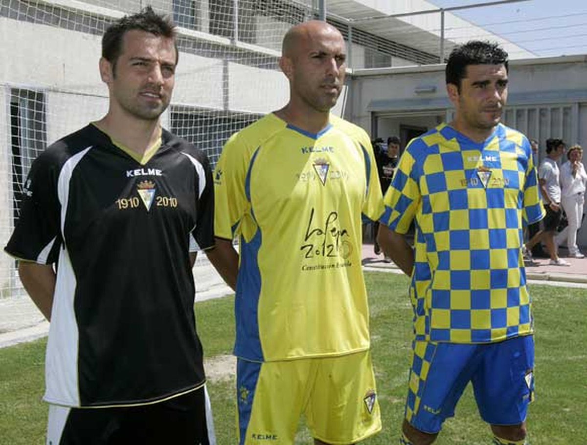 kors7919's tweet photo. @CarlosSacalugaa La kelme arlequinada del centenario, con Aarón bueno de estandarte del proyecto y enrique de modelo y tiene en común el escudo en el centro. https://t.co/DxiWPRT64T