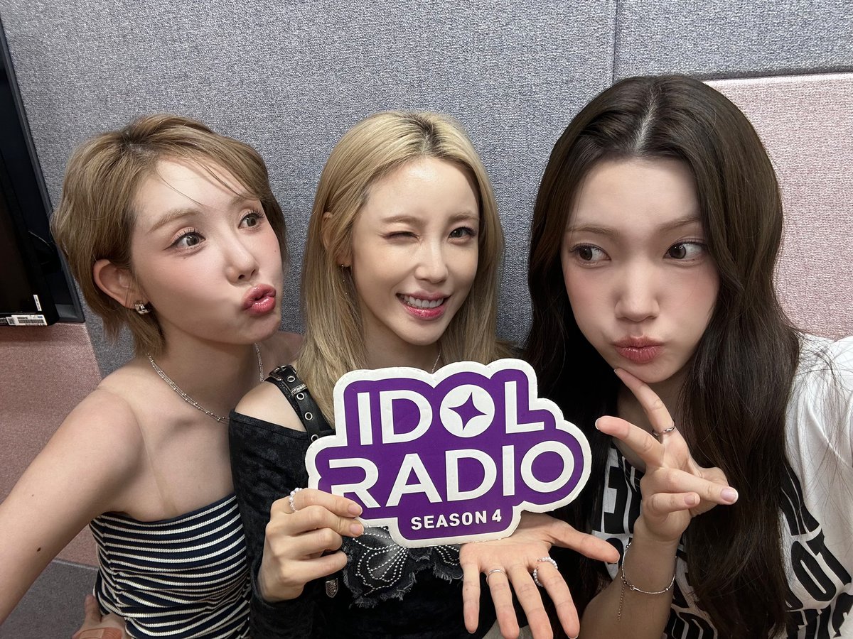 idolradiokorea's tweet photo. 아이돌 라디오4 #ep236 시크릿 (DJ 에릭)과 함께하는 스트리밍 방송이 시작됐습니다

📲 아이돌 라디오 공식 Youtube 채널에서 라이브 스트리밍
https://t.co/764sPhAU3b

@offcl_secret
@EricSohn_S2

#MBC #IDOLRADIO #아이돌라디오 #Secret #시크릿 #더보이즈 #에릭 https://t.co/rJAlFeGbrp