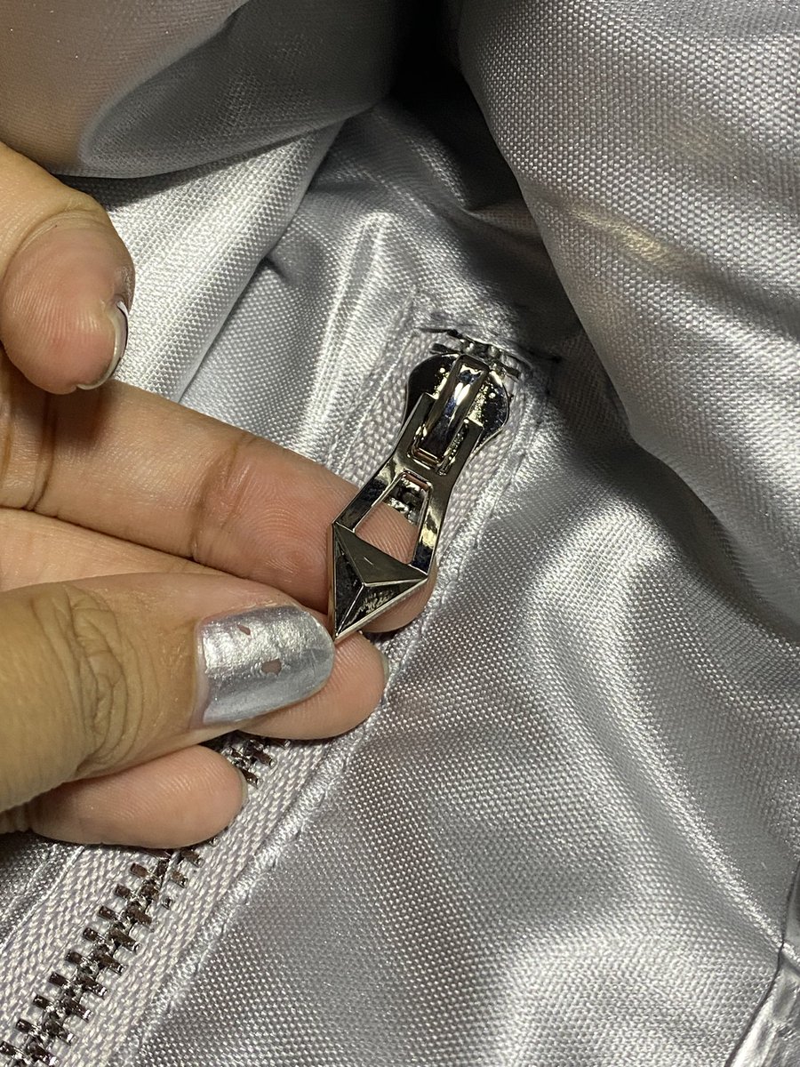 yoshirocloud's tweet photo. Review manusia koleksi tas (treasure drawstring bag ver) 😊🤙🏻 tapi aku reviewnya se adanya & pov aku aja jadi kalo kurang relate/ga cocok yaudah maaf ya🙇🏻‍♀️

1. Ini tasnya gede banget jujur gede karena laptop thinkpad 13.5inch aj masuk (alhamdulillah bisa dibawa kerja nnti) 
2. Aku masukin 2 box LS ku masih ada space lagi jadi kebayang ya ini dibawa konser beneran aman muat bnyk 
3. Cukup puffy jadi ga tipis bet & materialnya good lah untuk harga 690rb 
4. Tali serutnya tebal dan materialnya suka banget aku & bisa di cocokan lagi kayaknya sama kalian nantinya (tapi overall aku tinggi 178cm ukuran tali bawaannya dah cukup)
5. Ada in-one pocket cukup dalam & besar (taro dompet & hp aman cukup)

Minusnya 1 aja, tolonglah QC nya masa ada tali yang keluar di bagian dalam🙂💔 

Detail fotonya bisa scroll di tweet ini aja & cek ALT Pic nya 🙏✨
