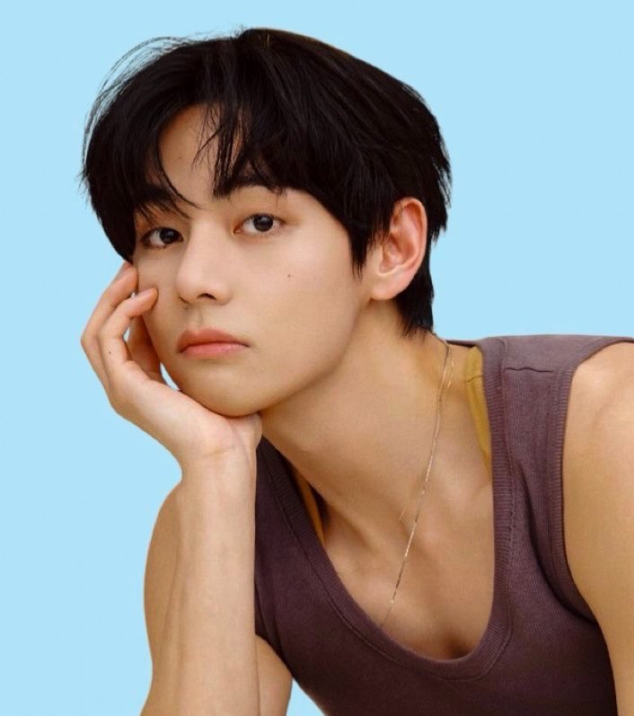 kookflowers's tweet photo. “Sou muito grato pelo carinho e apoio que vocês demonstram por nós. No entanto, se possível, gostaria de pedir que evitassem vir até a frente do hotel onde estamos hospedados...” Kim Taehyung no Weverse!!! https://t.co/1VKbOdRFfM