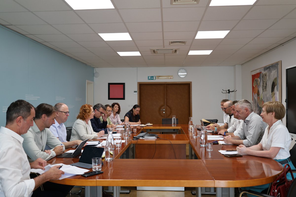mlskrrSI's tweet photo. Ministrica dr. @MonikaKirbiRojs z državnima sekretarjema in ekipo na delovnem srečanju z vodstvom ZMOS in ZOS o izzivih lokalne samouprave, povprečninah in črpanju evropskih sredstev. Več https://t.co/F2Qr9P2uNJ https://t.co/ArWYYgDJWf