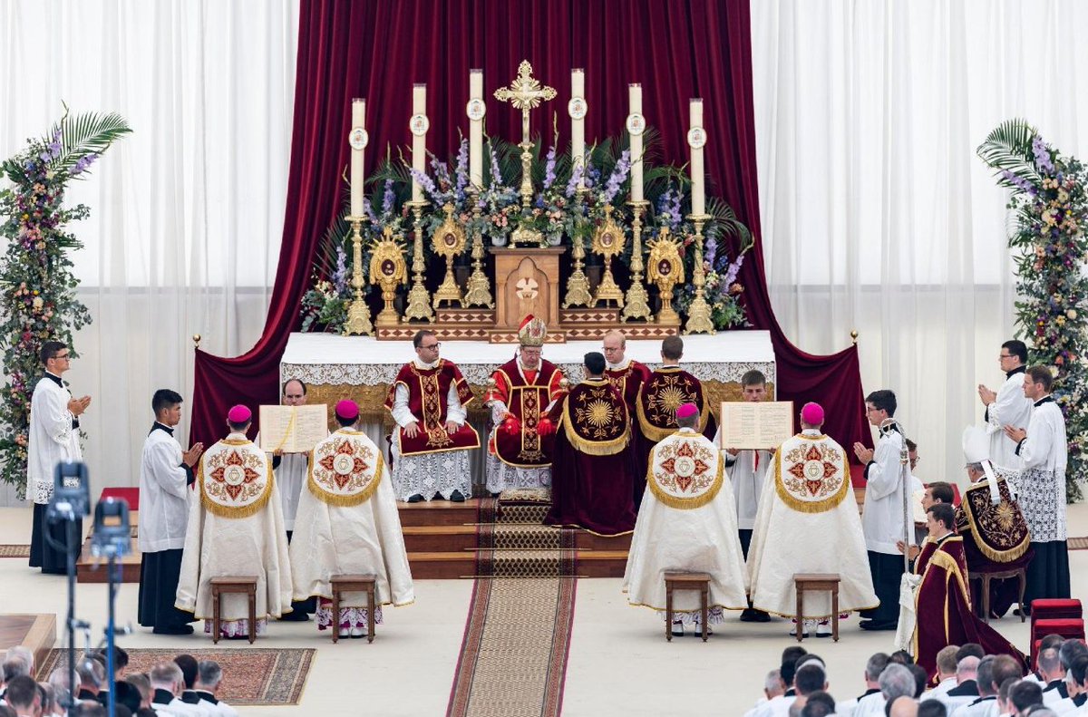 news_vaticano's tweet photo. Ecône, lefebvrianos ordenan a cuatro nuevos obispos sin mandato pontificio https://t.co/zjq45HD3fK https://t.co/IT98mXqsP2