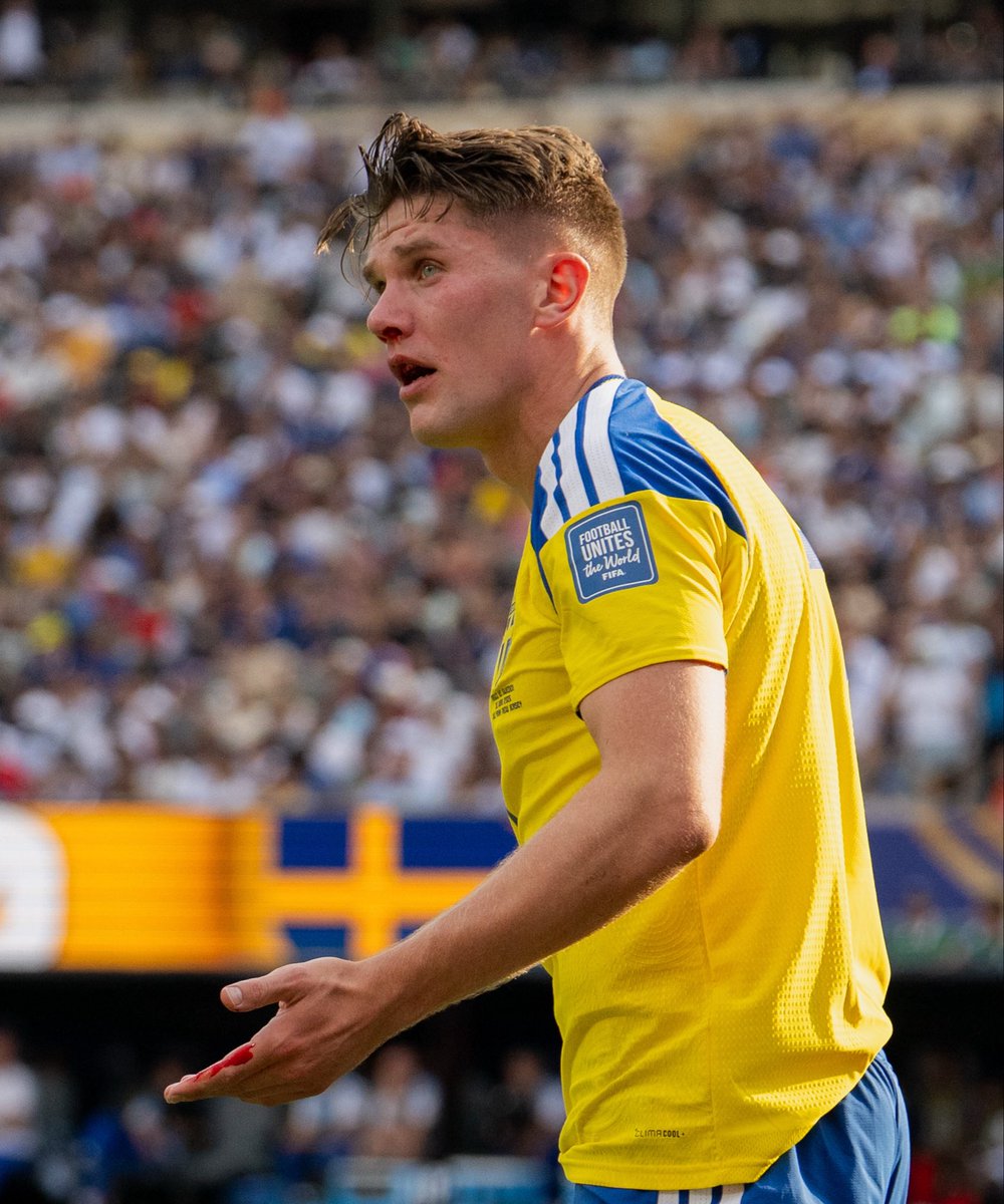 TouchlineX's tweet photo. 🚨🇸🇪 𝗡𝗘𝗪: Swedish players complained about the refereeing after being beaten by France:

🗣️ Victor Lindelöf: "I think they get free kicks a little too easily at times."

🗣️ Viktor Gyökeres: "In the second half, I got elbowed in the face. I probably should have had one or two free kicks."

🗣️ Gabriel Gudmundsson: "That's what happens when you play against France. With so many stars, maybe the referees are less likely to blow the whistle."