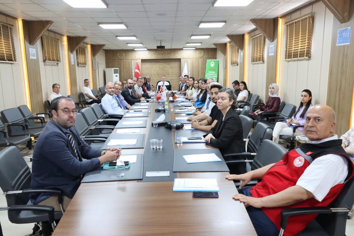 anteptarimill's tweet photo. İlimiz Su Kurulu Toplantısı, Vali Yardımcımız Sayın Hüseyin KAPTAN başkanlığında gerçekleştirildi.

İl Müdürümüz Sayın İbrahim SAĞLAM ile kurul üyelerinin katılım sağladığı toplantıda, 2024-2025 yıllarında alınan kurul kararlarının uygulama süreçleri değerlendirilirken, 2026 yılına yönelik alınması planlanan kararlar hakkında görüş alışverişinde bulunuldu.

Toplantıda ayrıca, Organize Sanayi Bölgesinde (OSB) faaliyet gösteren işletmelere yönelik Mavi, Yeşil ve Turkuaz Su Belgelendirme Sistemi hakkında Bakanlığımız tarafından oluşturulan uygulama ve işleyiş süreci katılımcılara detaylı olarak aktarıldı.

Katılımcıların görüş ve önerilerinin alındığı soru-cevap bölümünün ardından toplantı sona erdi.
@TCTarim @ibrahimyumakli @ibrahimsaglam46 @tobeydb @SuYonetimi @suverimliligiTR