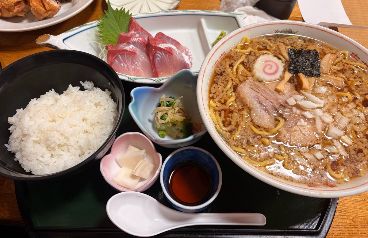 hiryuu213's tweet photo. かわりに日の出
ぶり刺身定食　ラーメン大盛チェンジ https://t.co/vm2kfQgllS