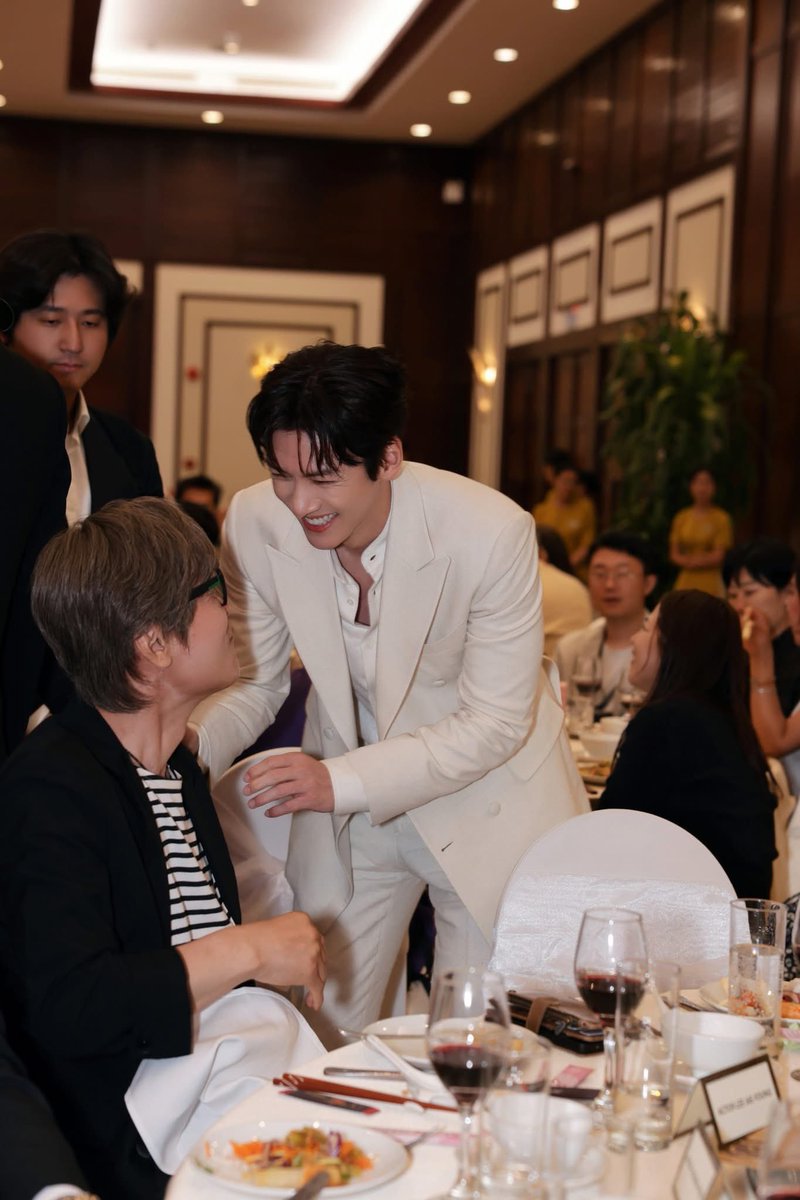 dz_dazz's tweet photo. 베트남 사진작가님이 찍어주신
지창욱 다낭아시아영화제 '한국영화의 밤' 행사 직찍💫
기황후 배우 이재용 님과 재회🥹✨
#지창욱 #jichangwook
#DANAFF #DANAFF2026
#기황후 #EmpressKi https://t.co/fRH3ovtZU4