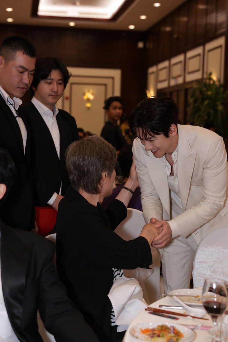 dz_dazz's tweet photo. 베트남 사진작가님이 찍어주신
지창욱 다낭아시아영화제 '한국영화의 밤' 행사 직찍💫
기황후 배우 이재용 님과 재회🥹✨
#지창욱 #jichangwook
#DANAFF #DANAFF2026
#기황후 #EmpressKi https://t.co/fRH3ovtZU4