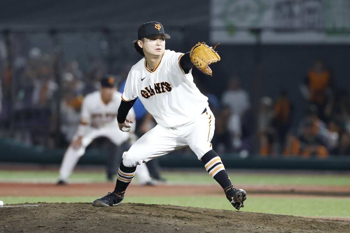 TokyoGiants's tweet photo. 【八回表】巨人 2-1 ヤクルト 

5番手 #田中瑛斗 投手が登板し、二死一、二塁とされるも、後続を抑え、無失点とする！ https://t.co/w9Hr8GUqaM
