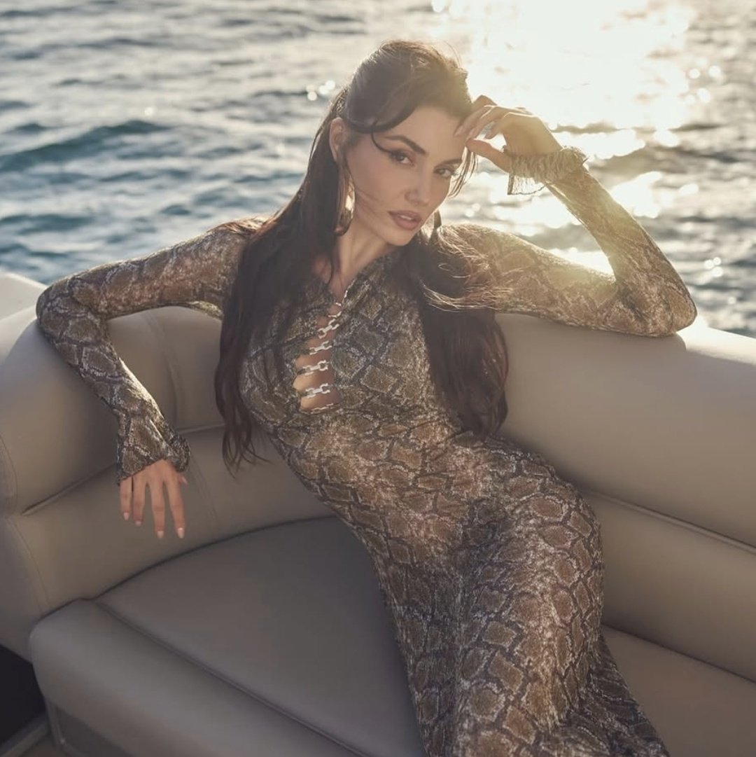 DiziciBagyan's tweet photo. Hande Erçel ✨ https://t.co/MDO76ZoOiK