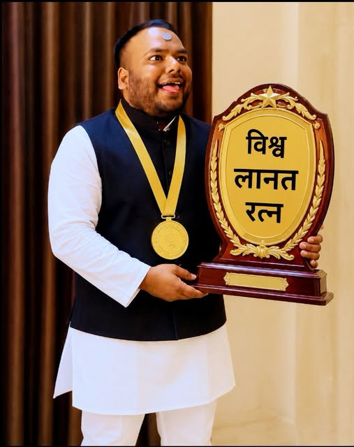dinesh_chauhan's tweet photo. ऐसा कोई अवॉर्ड हो तो, वो भी दे देना चाहिए चिचा को 😂

विश्व लानत रत्न से नवाजा जाना चाहिए 😁
पूरी 5600 कि ग्रा लानत होनी चाहिए 
विदेशों वालो को अन्य किसी भाषा में लिखकर पकड़ा देना 
चाहिए बढ़िया फोटोग्राफी वीडियोग्राफी के साथ, बाद की बाद में देखी जाएगी
चिचा को पढ़नी तो आती भी नहीं https://t.co/Kdhpv7g4st