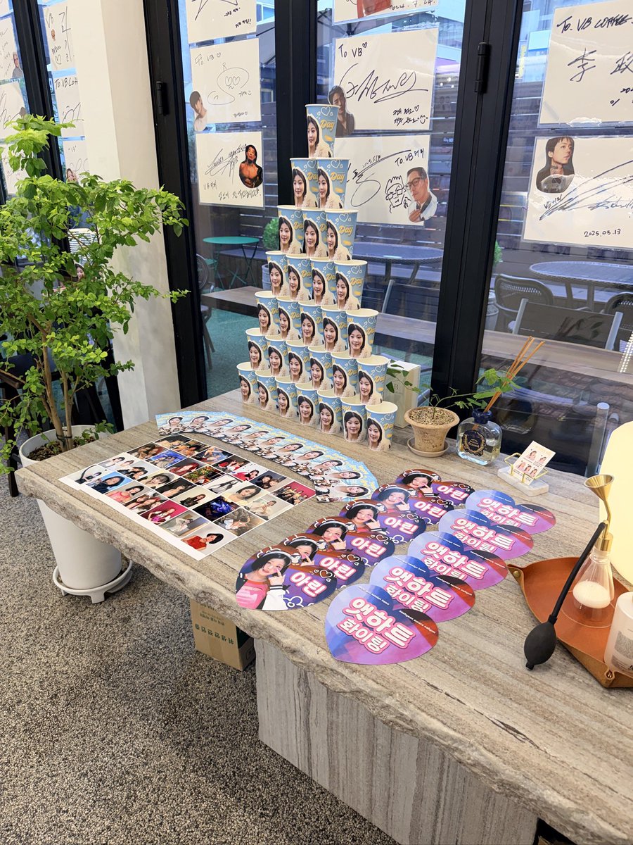 Fantube_AtHeart's tweet photo. 아린이 생일카페~ 굿즈를 많이 퍼드립니다~
내일까지니 꼭 방문해주세요~
강남 VB COFFEE

#앳하트 #아린 #생일카페 #AtHeart #Arin https://t.co/lFibNyJUn0