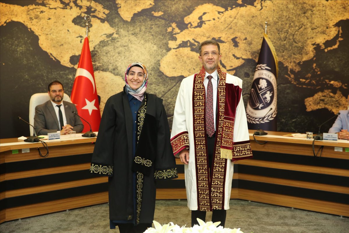 ferg1923's tweet photo. İNANCI GEREĞİ AKRABALARI ÜNİVERSİTEYE DOLDURAN REKTÖRÜN YENİ YALANI...

Şırnak Üniversitesi rektörü Abdurrahim Alkış haberimi yalanlayan açıklamasında, üniversiteye doldurduğu akrabalarından Gülizar Artuç'un kendisi rektör olmadan çok önce görev yapmaya başladığını ifade ediyor...
Buyurun; Artuç'un kişiye özel ilan ile İlahiyat Fakültesi'ne doktor öğretim üyesi olarak atanması sonrası rektör Alkış ile çekilen cübbe giydirme fotoğrafı. (2025 tarihli)

Sürekli hakkımda dava açacağını belirtip aylardır davayı açamayan Alkış'a yeniden çağrı yapıyorum...
En yüklü miktarla bana tazminat davası açın!
Cesaretiniz varsa, mahkeme tescillesin her şeyi...