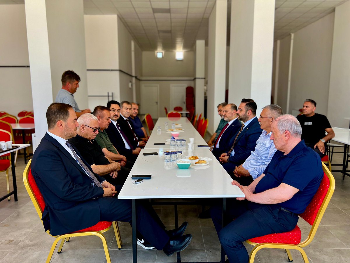 akyenimahalle06's tweet photo. İlçe Başkanımız @ekremyuce06 İlçe Yürütme ve Yönetim Kurulu Üyelerimiz, Belediye Meclis Üyelerimiz ile birlikte, önceki dönem Hurdacılar Odası Başkanı İrfan Çinkaya’ya, kıymetli annesinin vefatı dolayısıyla taziye ziyaretinde bulunduk.

Merhumeye Allah’tan rahmet; İrfan Çinkaya’ya, ailesine ve yakınlarına sabır ve başsağlığı diliyoruz. Mekânı cennet olsun.