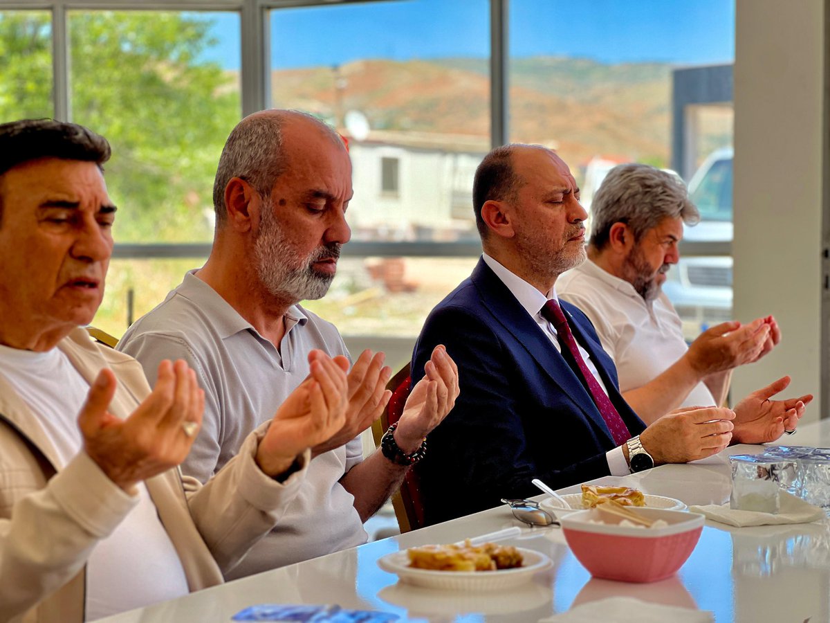 akyenimahalle06's tweet photo. İlçe Başkanımız @ekremyuce06 İlçe Yürütme ve Yönetim Kurulu Üyelerimiz, Belediye Meclis Üyelerimiz ile birlikte, önceki dönem Hurdacılar Odası Başkanı İrfan Çinkaya’ya, kıymetli annesinin vefatı dolayısıyla taziye ziyaretinde bulunduk.

Merhumeye Allah’tan rahmet; İrfan Çinkaya’ya, ailesine ve yakınlarına sabır ve başsağlığı diliyoruz. Mekânı cennet olsun.
