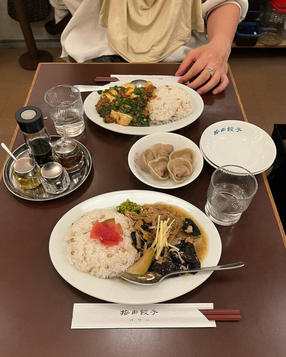 __nmsk13's tweet photo. 代々木上原で、
ひとり夜ご飯にもおすすめなラゲーライス🍚

夜でも茹で青菜付きの定食を頼めるから、
ちょうどいい満足感🥢
金曜夜でも比較的入りやすいのも嬉しい◎

📍按田餃子 代々木上原パワー店 https://t.co/1fzt8dScb2