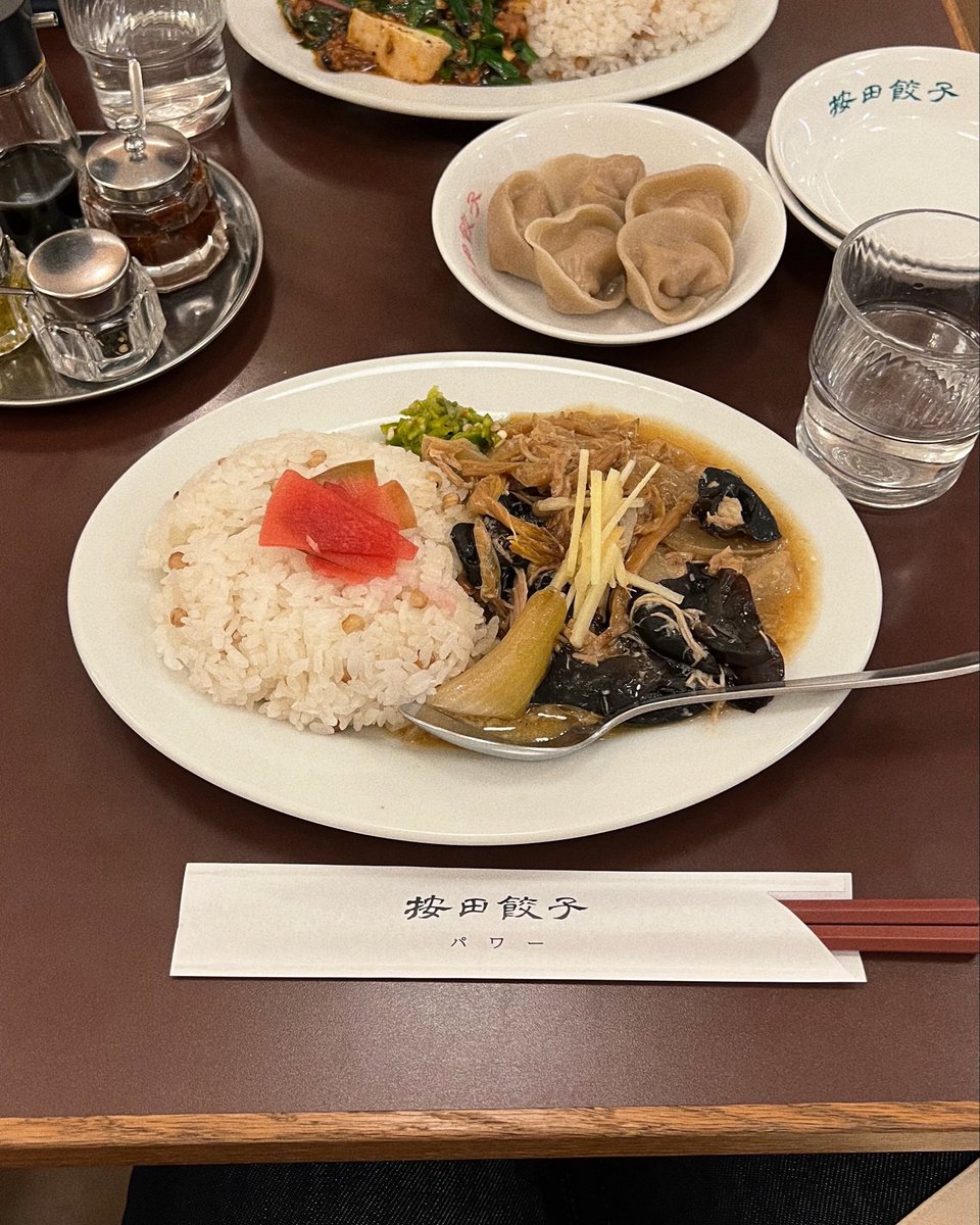 __nmsk13's tweet photo. 代々木上原で、
ひとり夜ご飯にもおすすめなラゲーライス🍚

夜でも茹で青菜付きの定食を頼めるから、
ちょうどいい満足感🥢
金曜夜でも比較的入りやすいのも嬉しい◎

📍按田餃子 代々木上原パワー店 https://t.co/1fzt8dScb2