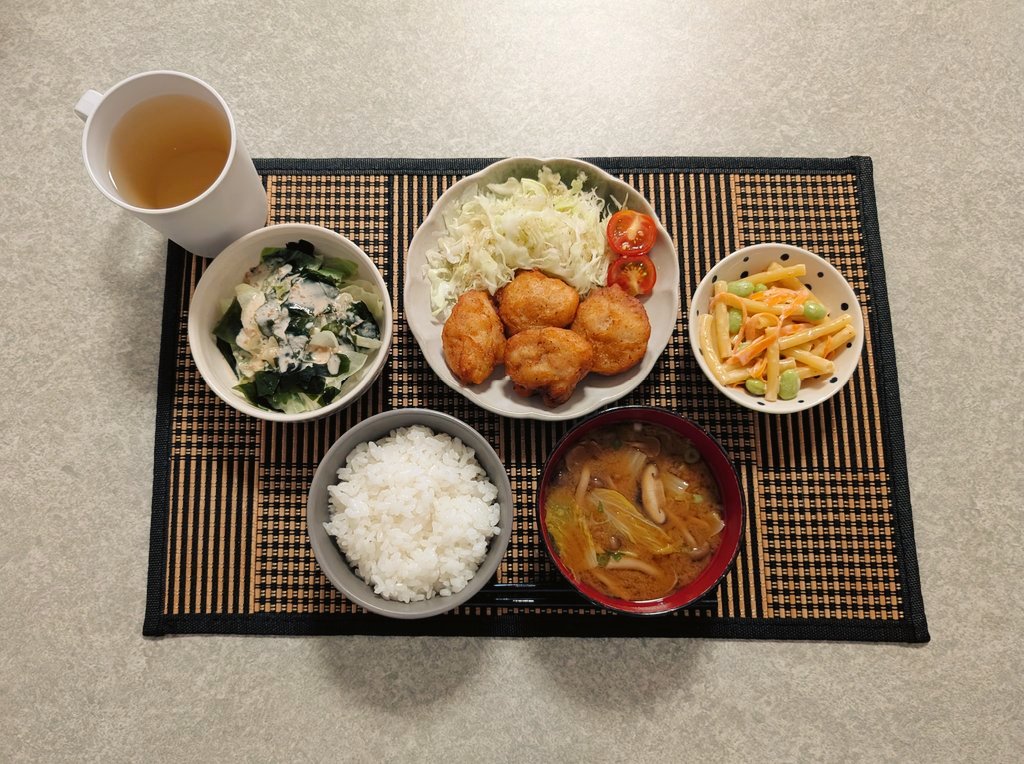 nagashi0807's tweet photo. 今日の夕食は唐揚げです。実はお弁当用に買った冷凍唐揚げなのですが、にんにくの香りが強すぎて持って行くのを断念…夕食のおかずになりました（サボり）。食べ応えあって美味しかったです🙂
サッカー負けてしまいましたね…でも良い試合ばかりでした！個人的mvpは前田選手かな~。
#自炊 https://t.co/a31x3NeZxN