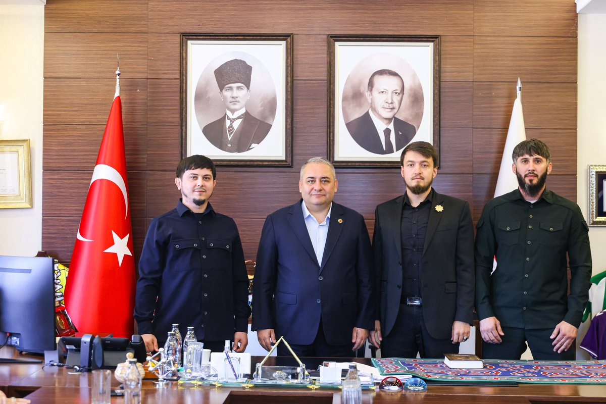 OzarslanMesut's tweet photo. Ankara Çeçen Kafkas Kültür Ve Dayanışma Derneği Başkanı Sayın İhsan Pilger ve yönetimini belediyemizde ağırladık.

Ziyaretleri için kendilerine teşekkür ediyor, çalışmalarında başarılar diliyorum. https://t.co/8bSwGyuWEi