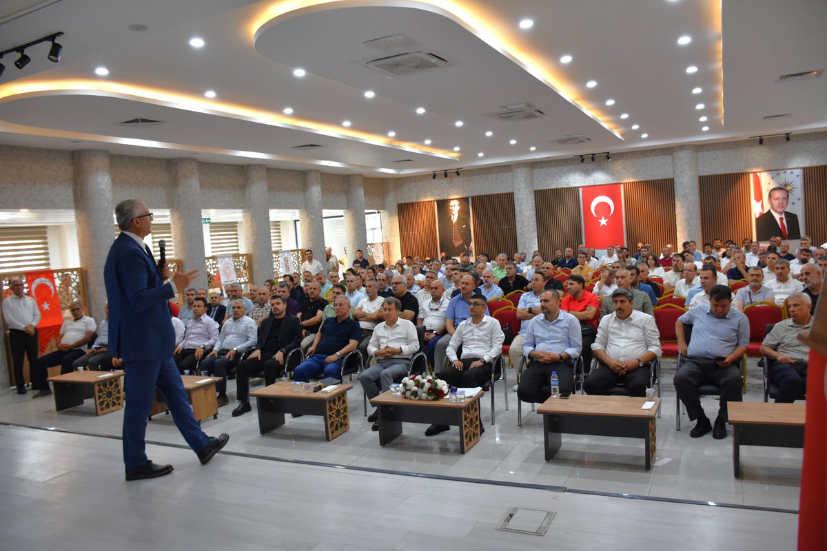BatmanilMEM's tweet photo. 2025–2026 Eğitim Öğretim Yılı Sene Sonu Bilgilendirme ve Değerlendirme Toplantısı Yapıldı

2025–2026 Eğitim Öğretim Yılı Sene Sonu Bilgilendirme ve Değerlendirme Toplantısı, İl Millî Eğitim Müdürümüz Yaşar Ciğer’in başkanlığında Zübeyde Hanım İlkokulu Konferans Salonu’nda gerçekleştirildi.

Toplantıya İl Millî Eğitim Müdürümüz Yaşar Ciğer, Eğitim Müfettişleri Başkanı Hamit Aydın, ilçe millî eğitim müdürleri, il millî eğitim müdür yardımcıları, şube müdürleri ve okul müdürleri katıldı.

Saygı duruşu ve İstiklâl Marşı’nın okunmasının ardından konuşan İl Millî Eğitim Müdürümüz Yaşar Ciğer, eğitim öğretim yılının başarıyla tamamlanmasında emeği geçen tüm eğitim yöneticilerine teşekkür ederek yeni eğitim öğretim yılı hazırlıklarının başladığını ifade etti.

Toplantıda ayrıca, geçtiğimiz yıl ilimizde ilk kez uygulanan ve bu yıl dijital yapısıyla geliştirilen Öğrenci Takip Sistemi (ÖTS) hakkında değerlendirmelerde bulunuldu. Öğrencilerin akademik ve sosyal gelişimlerinin daha etkin takip edilmesini amaçlayan sistemin dijital dönüşüm sürecine ilişkin sunum, ÖTS İl Koordinatörü Erkan Bademci tarafından gerçekleştirildi.

Ardından Batman Ölçme Değerlendirme Merkezi Müdürü Bilal Kay tarafından Liselere Geçiş Sistemi (LGS), Yükseköğretim Kurumları Sınavı (YKS) süreci ile Ölçme Değerlendirme Merkezinin yürüttüğü çalışmalar ve gelecek dönem hedeflerine ilişkin bilgilendirme sunumu yapıldı.

Toplantı, yıl sonu değerlendirmeleri ve yeni eğitim öğretim yılına yönelik planlamaların ele alınmasının ardından sona erdi.

@tcmeb @Yusuf__Tekin @batmanvaliligi @yasarciger