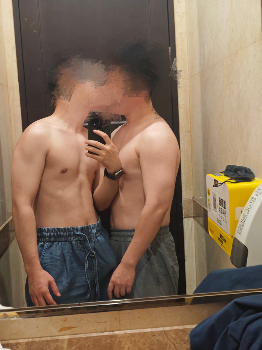 laobanduojiacai's tweet photo. 看个电影也不老实，还跑到厕所动手动脚的
最近每天都跑步，鸡巴硬的可以捣穿地球 https://t.co/nC9RTh9KQF