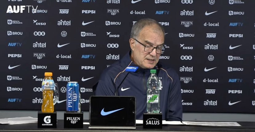 EpitafioDeSicil's tweet photo. 🗣 "Darwin Nuñez me pidió si en vez de videos tácticos podíamos ver frutinovelas"

🎙️Marcelo Bielsa en conferencia https://t.co/8qPqasGLx4