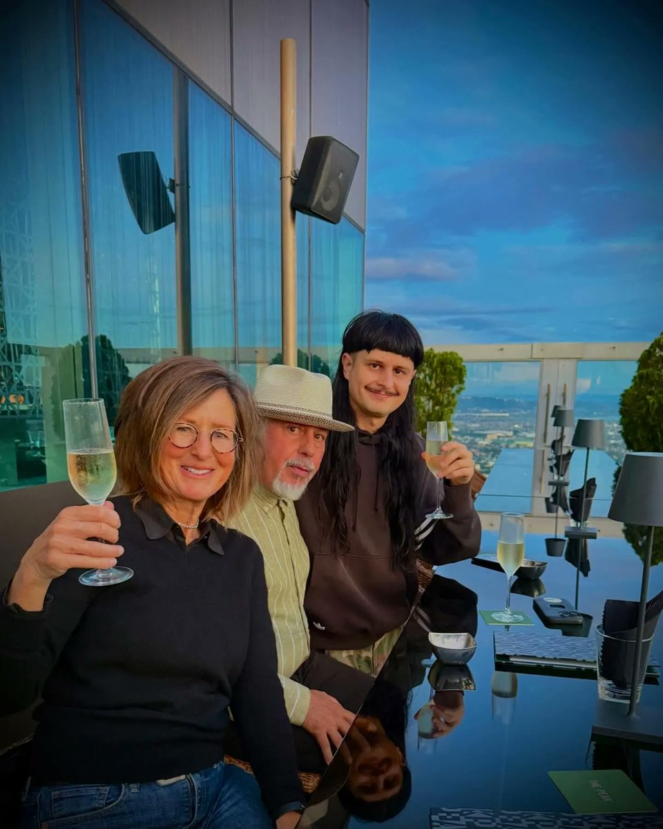 NeonAlphaAI's tweet photo. El último mensaje de Oliver Tree golpea más fuerte que nunca

En una entrevista publicada el 29 de junio, Oliver Tree habló sobre lo frágil que puede ser la vida.

Dijo que ningún día está garantizado, recordó viajes peligrosos y destacó algo que muchas veces olvidamos: el valor de la familia.

Sus palabras hoy se sienten como una despedida inesperada.

Descansa en paz, Oliver Tree.

#OliverTree