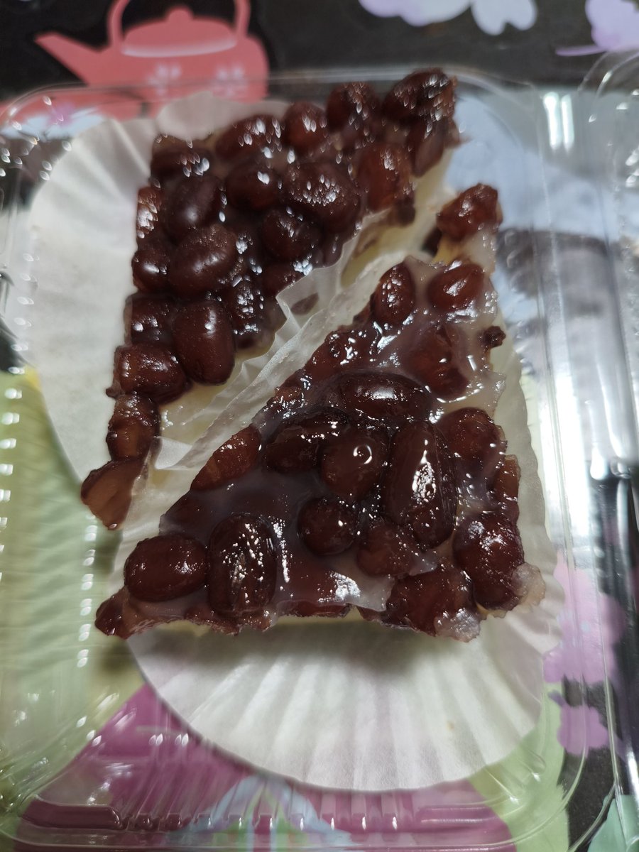 m21ad2's tweet photo. 7月になりました。
これは昨日のおやつ。名を水無月といいます。
京都発祥のお菓子で白いういろうの上に小豆餡が乗っています。無病息災を祈願しているそうです。
ちなみに宮崎にも青島ういろうという物があります。
皆さんが健康でいられますように。うに✹(ᯅ̈ )✹
 #いいもん食ったよ https://t.co/x6ZqXtVeHs