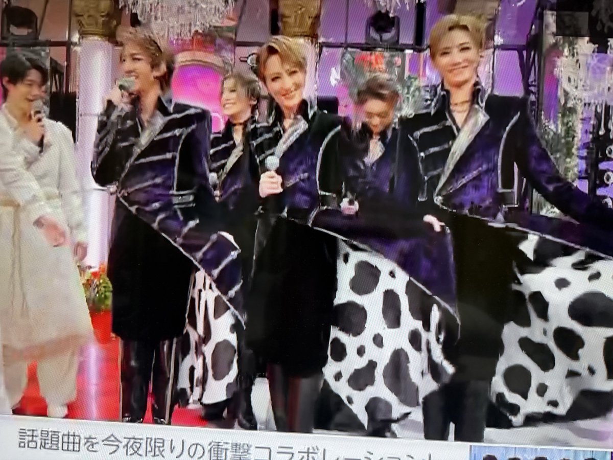 sunkasunto's tweet photo. 今日はフジテレビ系の音楽特番「2026 FNS歌謡祭 夏」を見ています。20時57分ぐらいに宝塚歌劇団花組さんとM!LKとコラボ、めっちゃ良かった。花組の衣装が特別衣装で裏が牛🐄柄😀 https://t.co/42xhitBFov