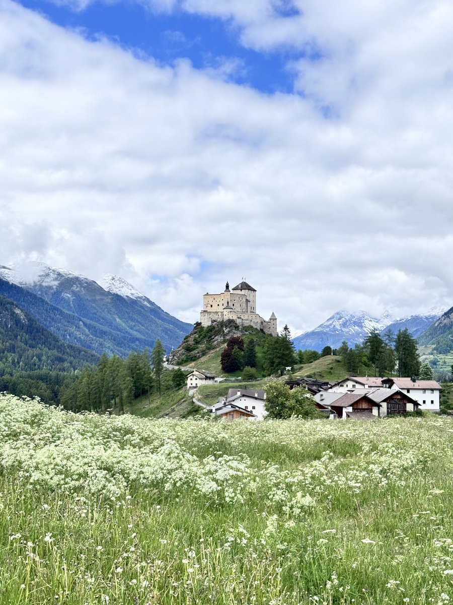EmPerOrz_'s tweet photo. Dolomites vs Switzerland ไปไหนดี? 🏔️✨

ถ้ากำลังหาที่เที่ยวสายธรรมชาติ ยอดเขาสวยๆ น้ำใสๆ บอกเลยว่าสองที่นี้คือที่สุด!

Dolomites (อิตาลี) 🇮🇹
ภูเขาหินปูนทรงแปลกตา ถ่ายรูปขึ้นสุดๆ โดยเฉพาะตอนเย็นที่แสงแดดเปลี่ยนภูเขาเป็นสีชมพูส้ม (Enrosadira) คือดีย์มาก! เหมาะกับสาย Road Trip ขับรถชิลๆ หรือเดินป่าเงียบๆ

Switzerland 🇨🇭
ดินแดนแห่งความเป๊ะ! นั่งรถไฟชมวิวสวยระดับโลกอย่าง Glacier Express หรือ Bernina Express ไปดูยอดเขา Matterhorn กับ Jungfrau ได้แบบสบายๆ ทะเลสาบใสเหมือนกระจก หมู่บ้านริมน้ำคือน่ารักไม่ไหว!

ไม่ว่าจะเลือกที่ไหน ก็ได้รูปปังๆ กลับไปลงไอจีแน่นอน! 📸💖