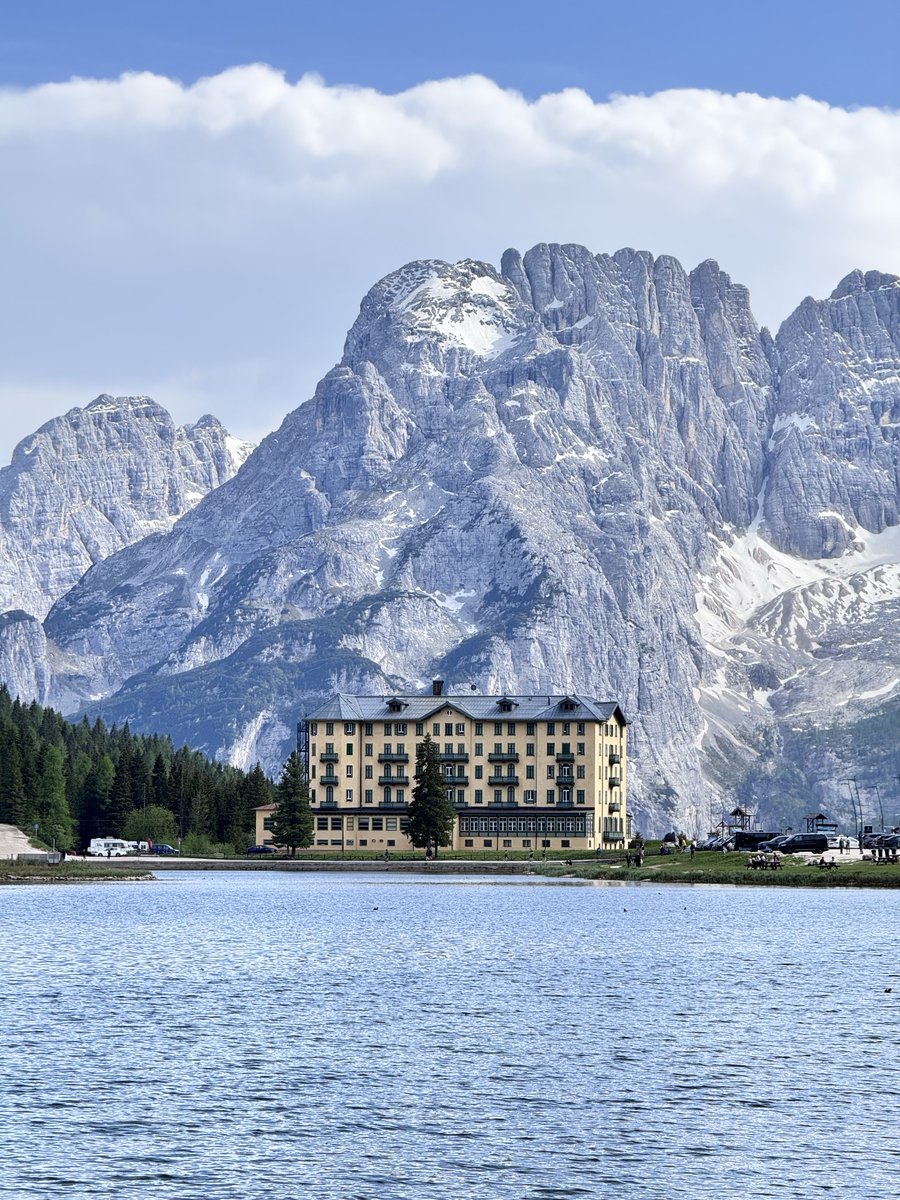 EmPerOrz_'s tweet photo. Dolomites vs Switzerland ไปไหนดี? 🏔️✨

ถ้ากำลังหาที่เที่ยวสายธรรมชาติ ยอดเขาสวยๆ น้ำใสๆ บอกเลยว่าสองที่นี้คือที่สุด!

Dolomites (อิตาลี) 🇮🇹
ภูเขาหินปูนทรงแปลกตา ถ่ายรูปขึ้นสุดๆ โดยเฉพาะตอนเย็นที่แสงแดดเปลี่ยนภูเขาเป็นสีชมพูส้ม (Enrosadira) คือดีย์มาก! เหมาะกับสาย Road Trip ขับรถชิลๆ หรือเดินป่าเงียบๆ

Switzerland 🇨🇭
ดินแดนแห่งความเป๊ะ! นั่งรถไฟชมวิวสวยระดับโลกอย่าง Glacier Express หรือ Bernina Express ไปดูยอดเขา Matterhorn กับ Jungfrau ได้แบบสบายๆ ทะเลสาบใสเหมือนกระจก หมู่บ้านริมน้ำคือน่ารักไม่ไหว!

ไม่ว่าจะเลือกที่ไหน ก็ได้รูปปังๆ กลับไปลงไอจีแน่นอน! 📸💖