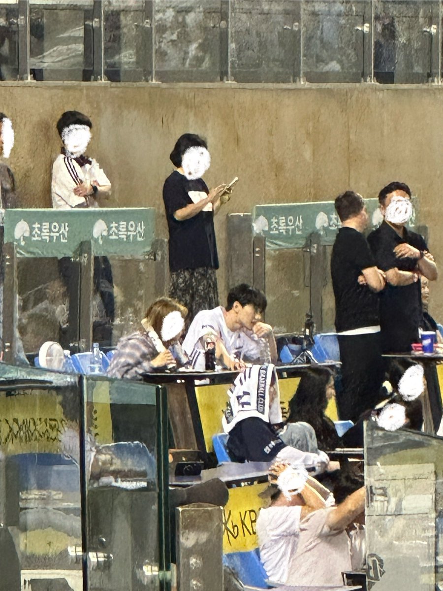 doliil2's tweet photo. 아니명수오빠9회말2아웃인데집안가시고이러고심각하게보고잇:어제발쳐주세요.. https://t.co/6WgDqcb5J1