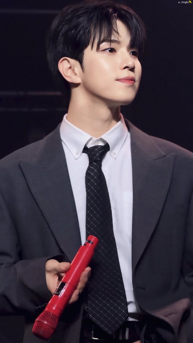 mimim1028's tweet photo. 🦊 … 결혼 축하해

대학 졸업하고 N년간 연락 두절된 형이 기껏 나타난다는 장소가 연하 결혼식이라면… https://t.co/aMXKw3n2Iq