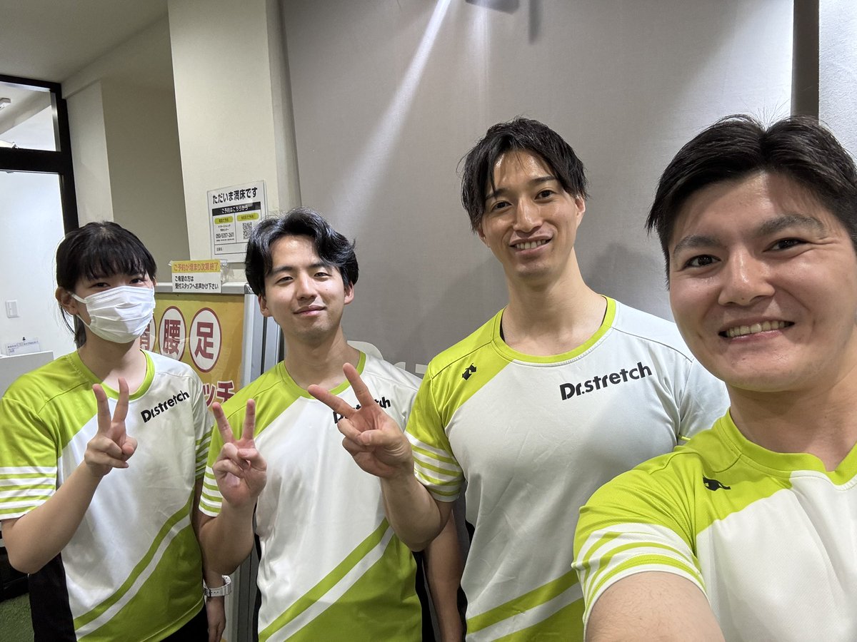Joe93869716's tweet photo. 〜感謝、尊敬、信頼〜

先日は佐藤龍平Tの最終出勤日でした😭

龍さんと共に仕事ができたことは本当に誇りですし、自分の人生の中でも大事なものになると思います😭

7年半、本当にお疲れ様でした！🙇

意志を受け継ぎ、超えてみせます🔥🔥

#ドクターストレッチ https://t.co/w5TiZqt06F