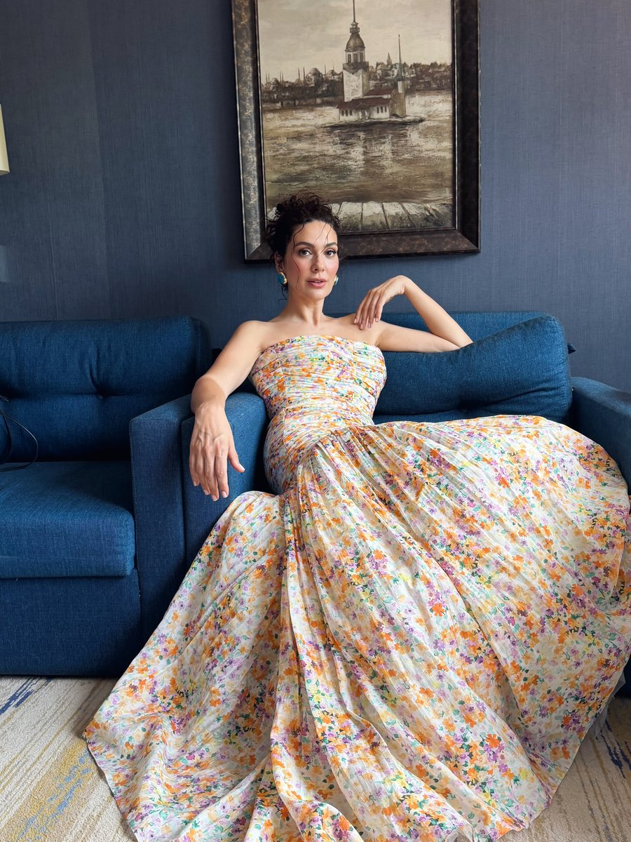 Serap_m's tweet photo. Hello dergisi çekimlerinden çiçeğim 💛💜
#BergüzarKorel #hellodergisi #güzellik #asalet #bacsktage https://t.co/Q4P25vbget