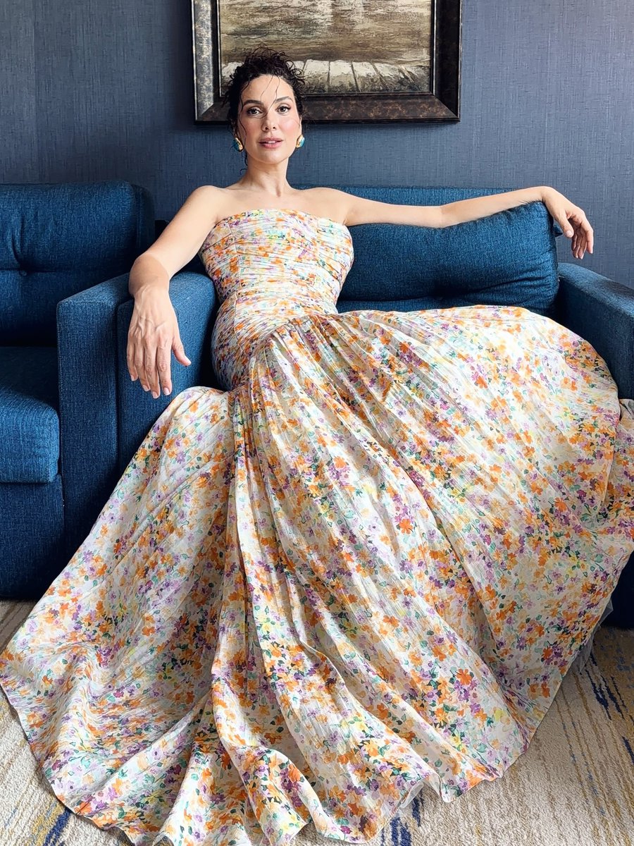 Serap_m's tweet photo. Hello dergisi çekimlerinden çiçeğim 💛💜
#BergüzarKorel #hellodergisi #güzellik #asalet #bacsktage https://t.co/Q4P25vbget