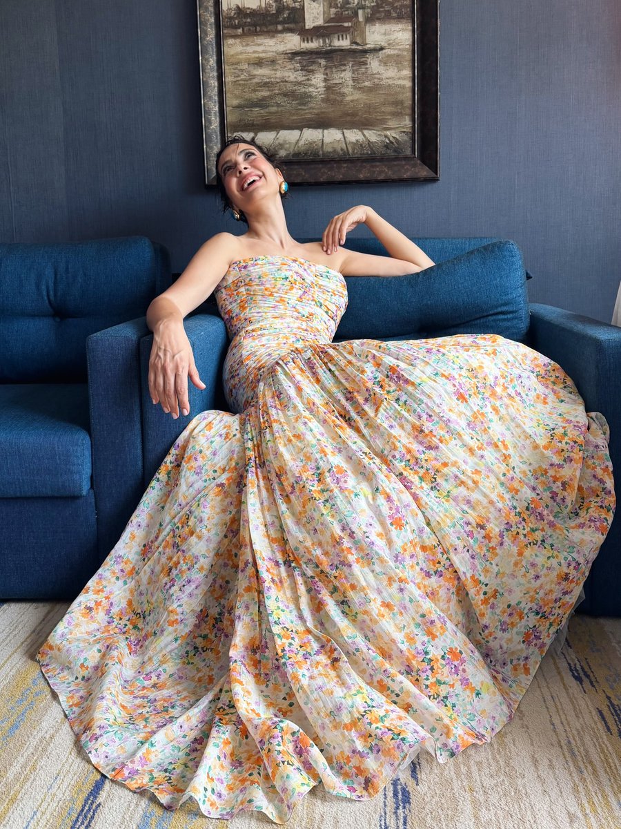 Serap_m's tweet photo. Hello dergisi çekimlerinden çiçeğim 💛💜
#BergüzarKorel #hellodergisi #güzellik #asalet #bacsktage https://t.co/Q4P25vbget
