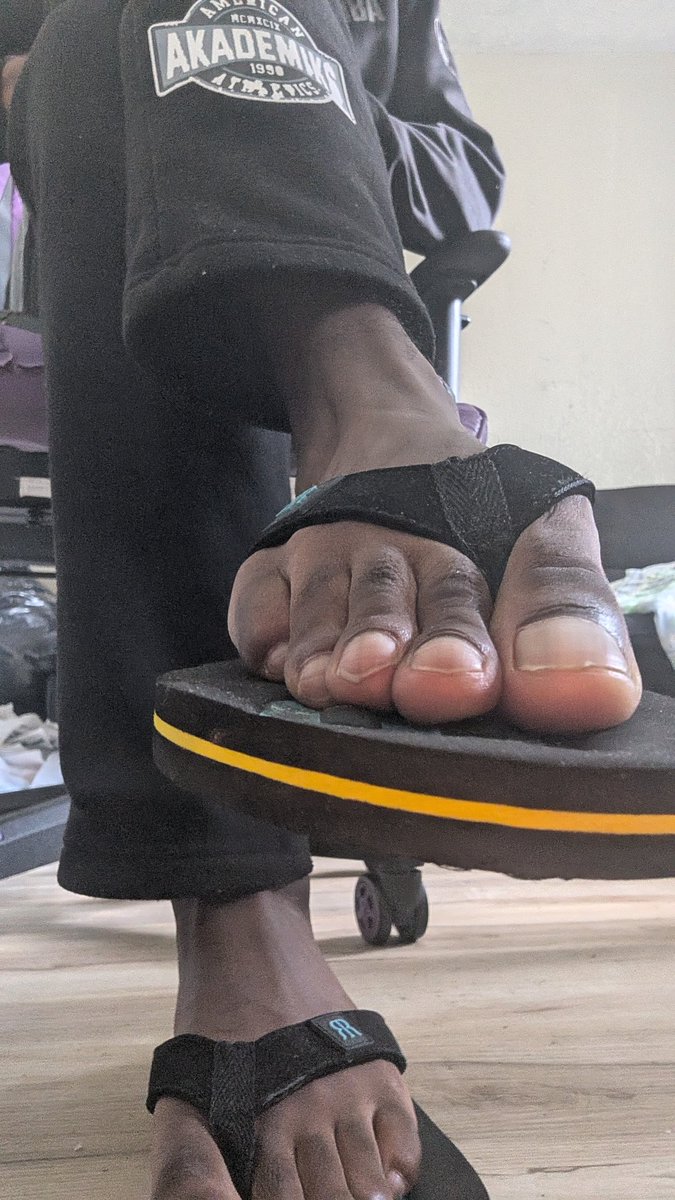 kxldzerx's tweet photo. Would you lick the sandals or soles first? #feetfetısh #footfetısh #foothypnosis #blackfeet #malefeet https://t.co/g8fsOkvs4g