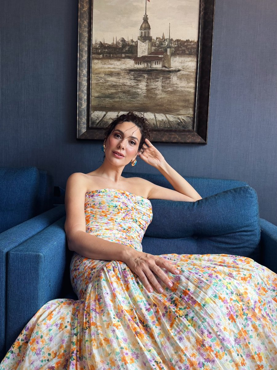 Serap_m's tweet photo. Küçük bir kız çocuğu gibi... ☺️
#BergüzarKorel #hellodergisi #güzellik #asalet #backstage https://t.co/RkNJqSKgEP