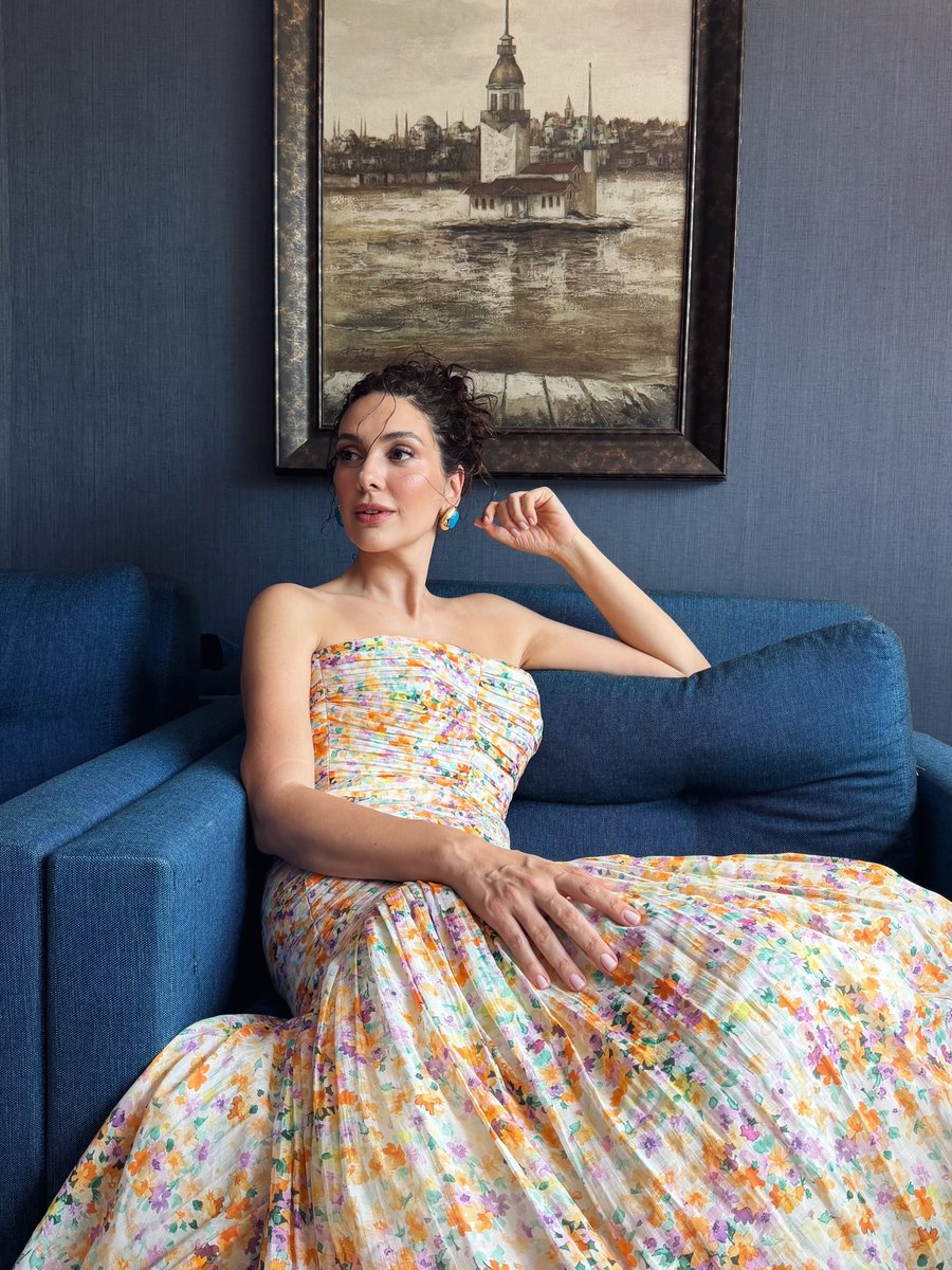 Serap_m's tweet photo. Küçük bir kız çocuğu gibi... ☺️
#BergüzarKorel #hellodergisi #güzellik #asalet #backstage https://t.co/RkNJqSKgEP