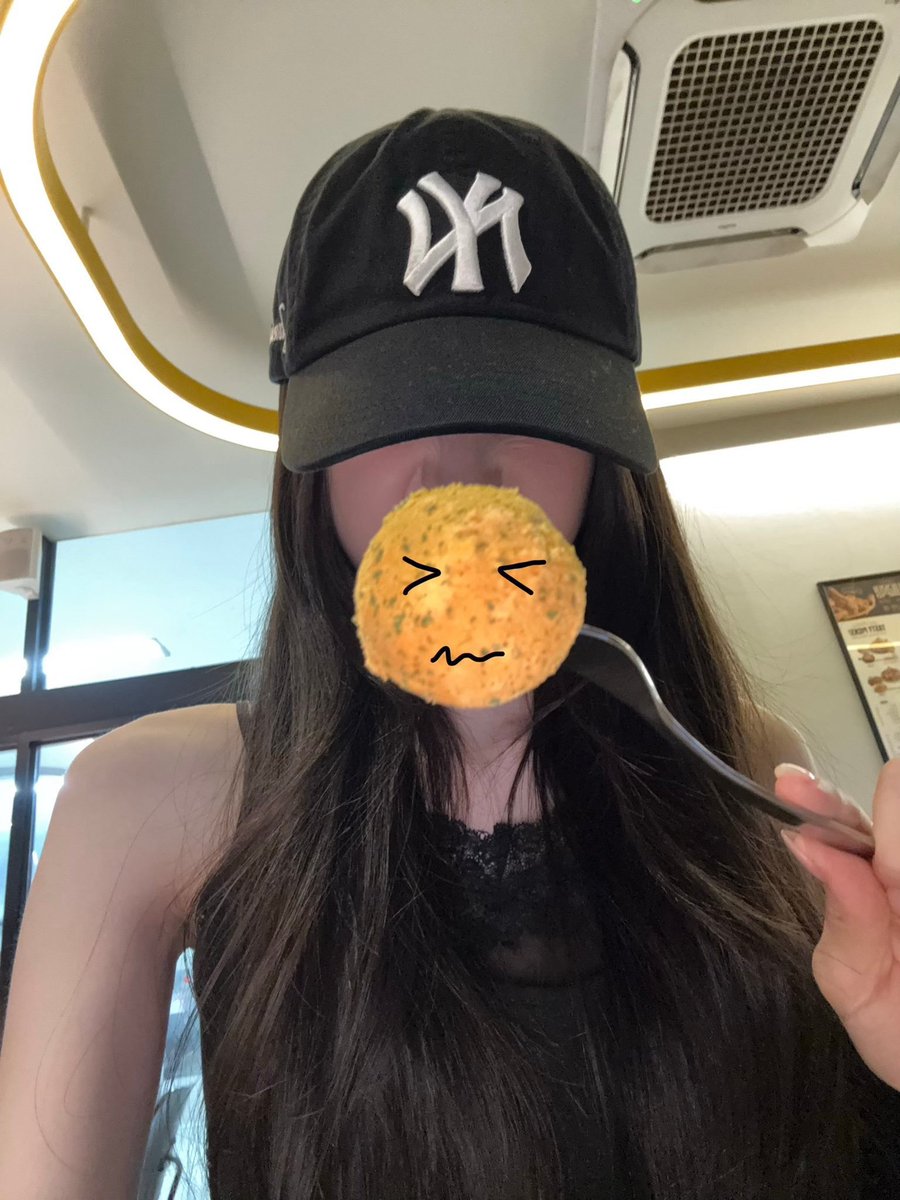 gloommire's tweet photo. ggomchio pacaran is real https://t.co/N6sAhul9JB