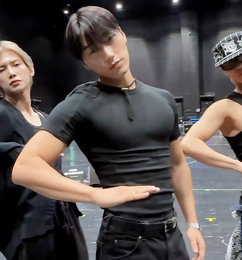 etherealsanie's tweet photo. Oh lord his chest????? 😵‍💫 https://t.co/eipTXBj6Bv