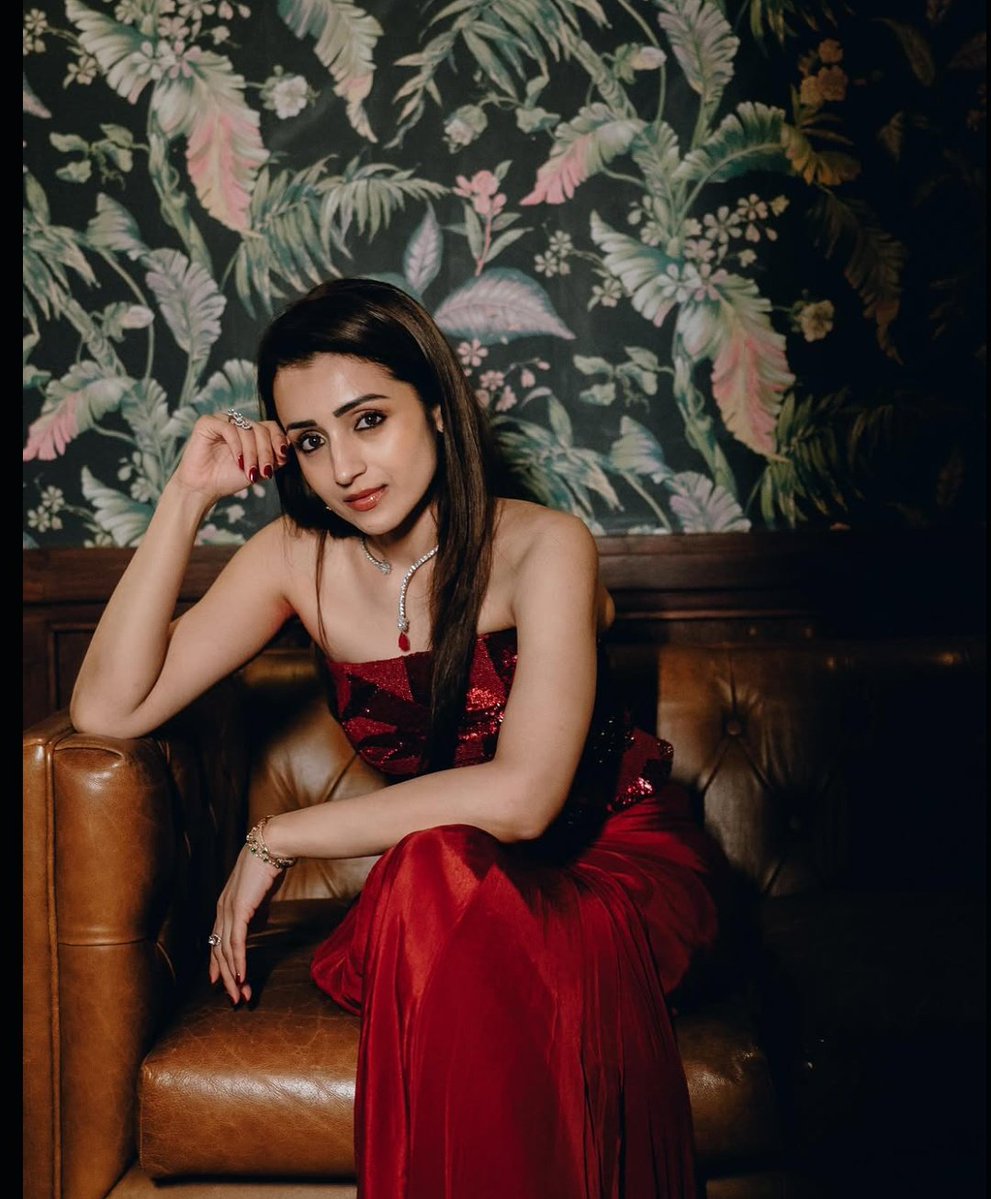 abi_trish's tweet photo. Whether traditional or modern, @trishtrashers looks stunning &amp; slays effortlessly in every outfit. #Trisha #Trishakrishnan #Southqueentrisha https://t.co/Xi6iQg7ogY